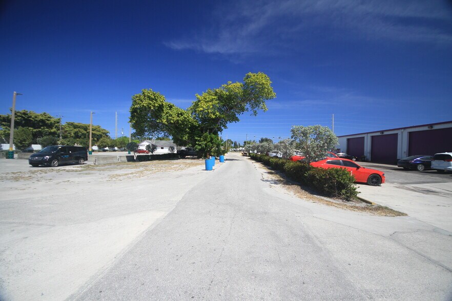 1589 S Military Trl, West Palm Beach, FL à vendre - Photo de l’immeuble – Image 3 sur 13