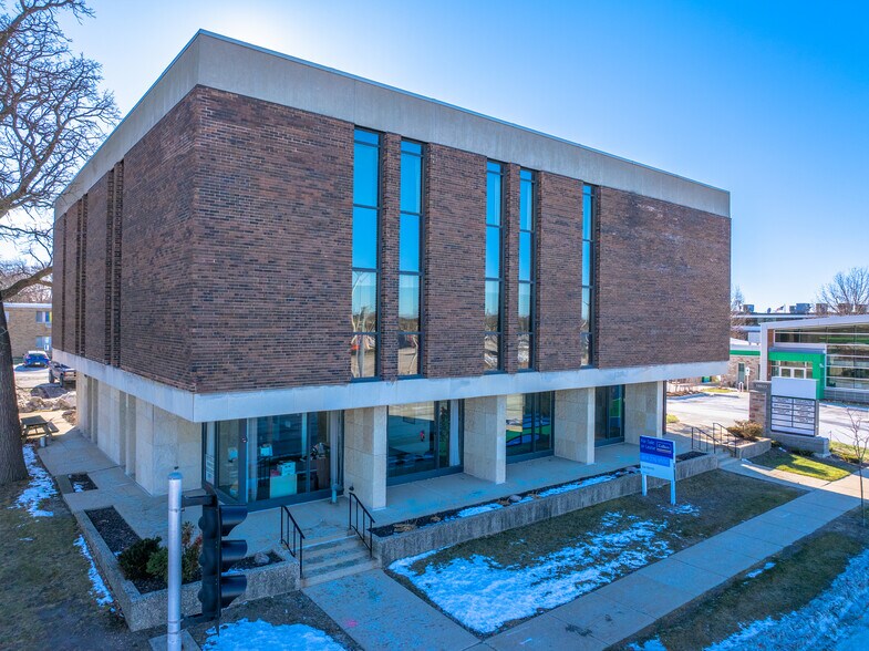 10533 W National Ave, West Allis, WI à vendre - Photo de l’immeuble – Image 3 sur 16