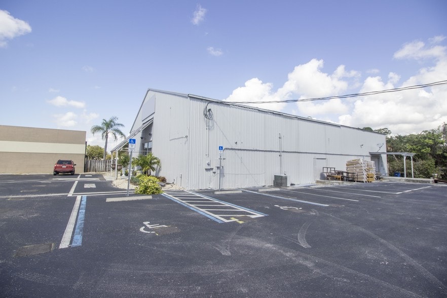 4200 Tamiami Trl N, Naples, FL à vendre - Photo de l’immeuble – Image 3 sur 11