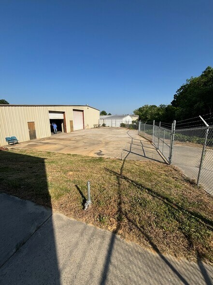 413 Chatham St, Sanford, NC à louer - Photo de l’immeuble – Image 2 sur 17