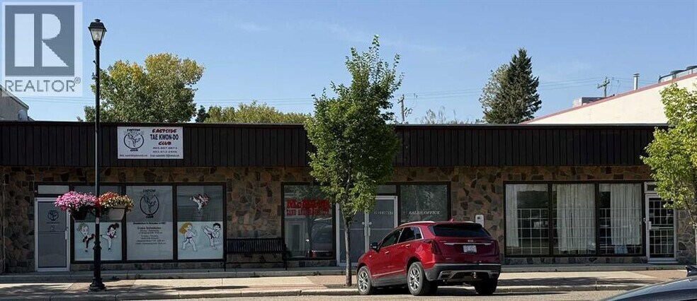 223 6th St, Rocky View No 44, AB à vendre - Photo de l’immeuble – Image 2 sur 6