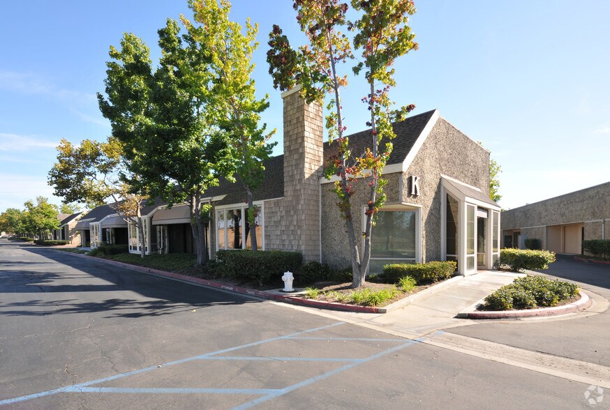 151 Kalmus Dr, Costa Mesa, CA à louer - Photo principale – Image 1 sur 39
