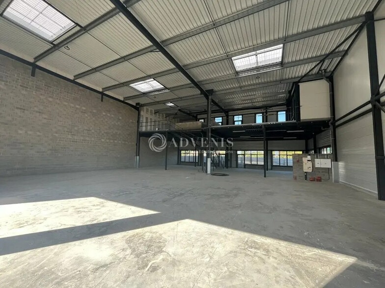 Local d'activités dans Buchelay à vendre - Photo de l’immeuble – Image 2 sur 8