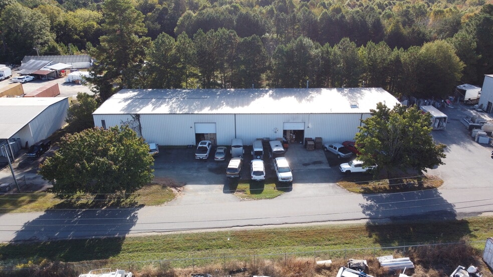 NNN-Leased Small-Bay Industrial portefeuille de 4 biens à vendre sur LoopNet.fr - Photo principale – Image 2 sur 9