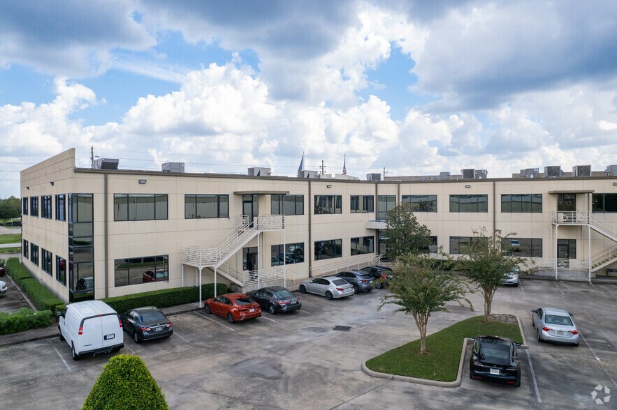 8400 N Sam Houston Pky W, Houston, TX à louer - Photo de l’immeuble – Image 2 sur 4