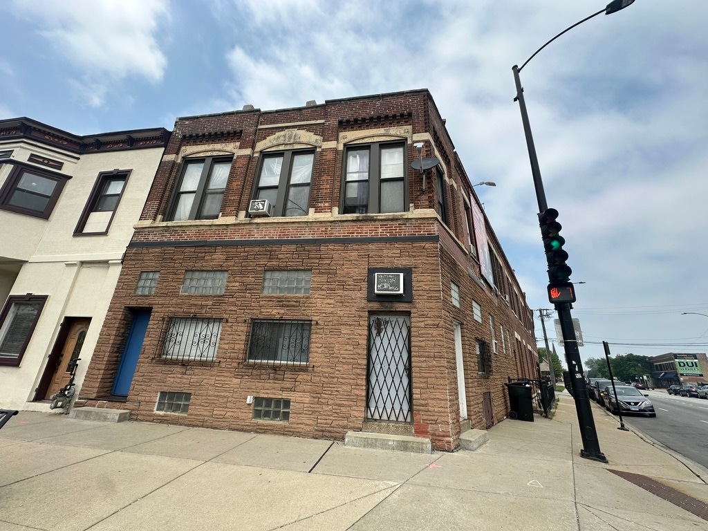 2408 S Blue Island Ave, Chicago, IL à louer Photo de l’immeuble– Image 1 sur 11