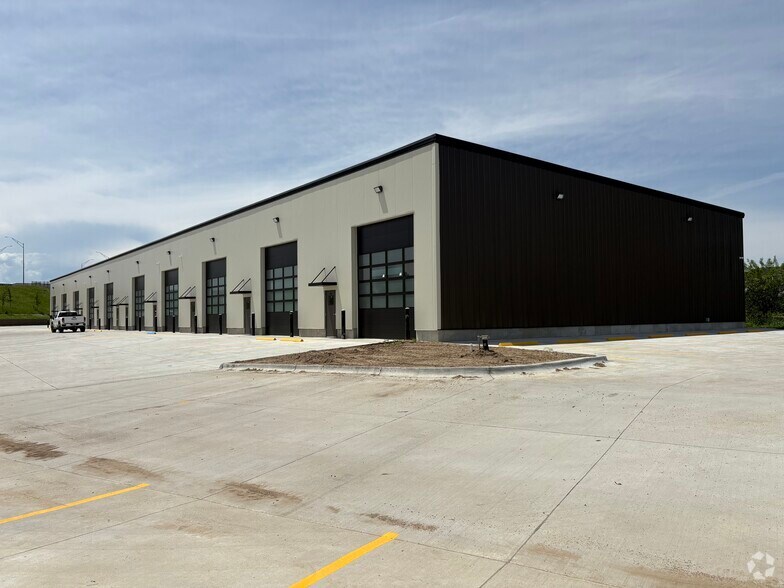 18320 Giles Rd, Omaha, NE à louer - Photo de l’immeuble – Image 2 sur 2