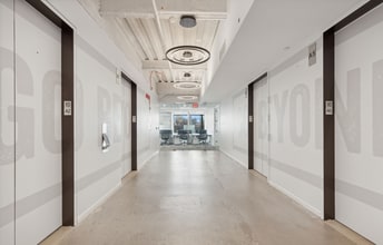 199 Water St, New York, NY à louer Photo de l’immeuble– Image 1 sur 6