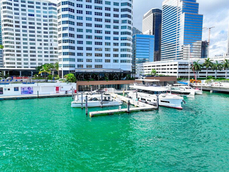 801 Brickell Bay Dr, Miami, FL à vendre - Photo de l’immeuble – Image 2 sur 23