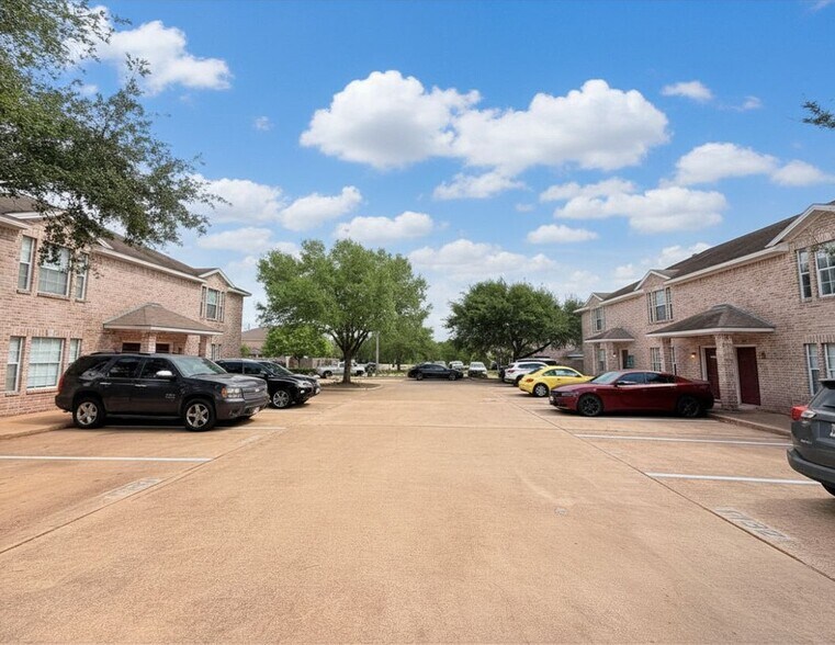 1128-1136 Gridiron Drive, College Station, TX à vendre - Photo de l’immeuble – Image 2 sur 24