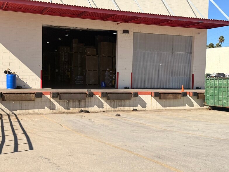 8100 Deering Ave, Canoga Park, CA à louer - Photo de l’immeuble – Image 2 sur 7