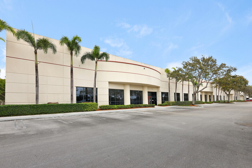 2877-2899 N Commerce Parkway, Miramar, FL à louer - Photo principale – Image 1 sur 3