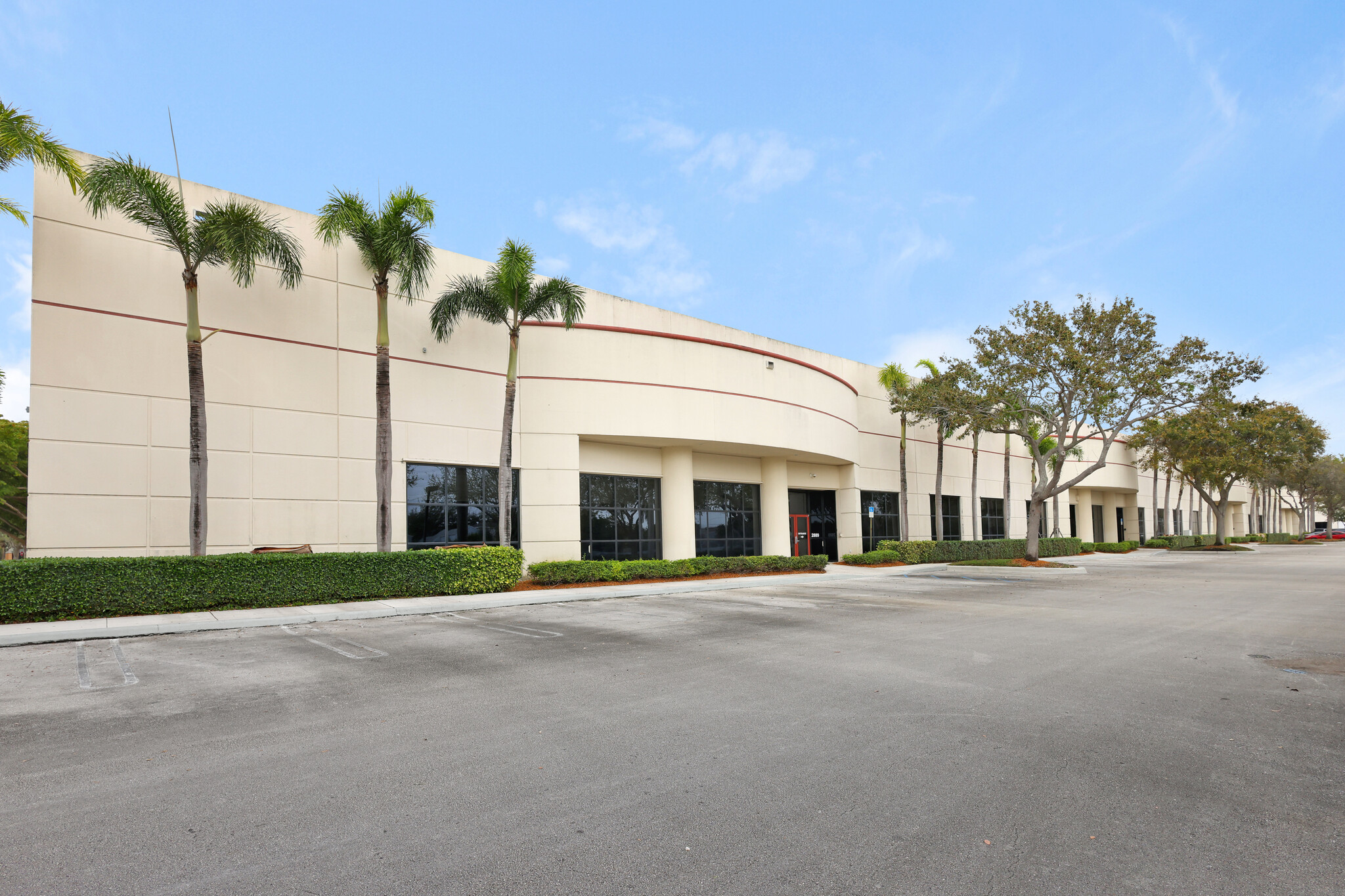 2877-2899 N Commerce Parkway, Miramar, FL à louer Photo principale– Image 1 sur 4