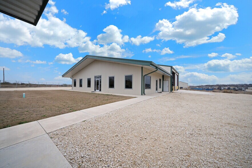 200 N Yule Ave, Charlotte, TX à vendre - Photo de l’immeuble – Image 3 sur 48