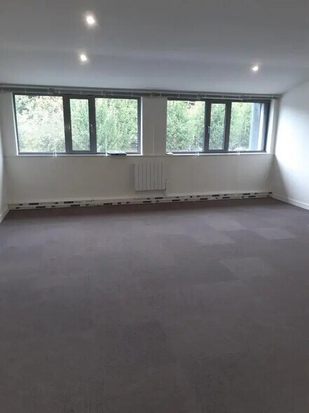 Bureau dans Champs-sur-Marne à louer - Photo de l’immeuble – Image 2 sur 7