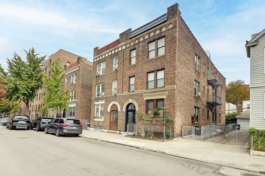 3737 64th St, Woodside, NY à vendre - Photo principale – Image 1 sur 49