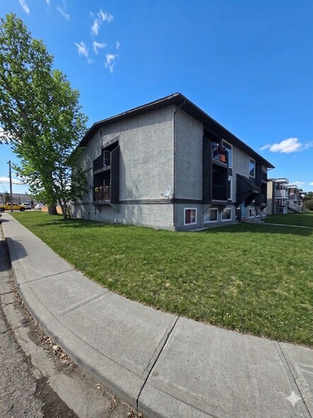 4503 73rd St NW, Calgary, AB à vendre - Photo de l’immeuble – Image 2 sur 13