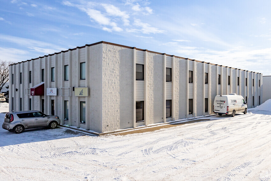 10470 176 St NW, Edmonton, AB à louer - Photo de l’immeuble – Image 2 sur 3