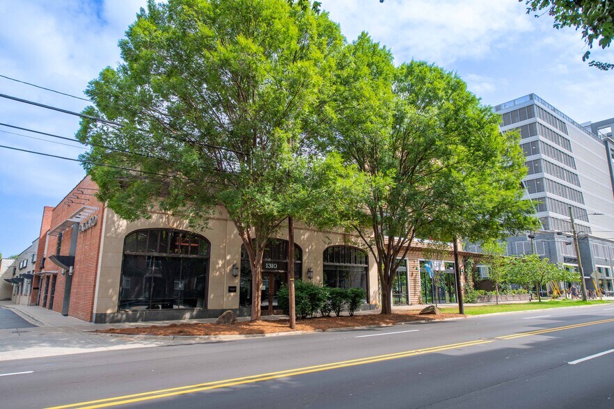 1310 S Tryon St, Charlotte, NC à louer - Photo de l’immeuble – Image 3 sur 15