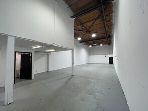 2779 Lake City Way, Burnaby, BC à louer Photo intérieure– Image 2 sur 9