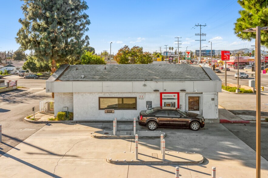 17650 Saticoy St, Van Nuys, CA à vendre - Photo de l’immeuble – Image 2 sur 4