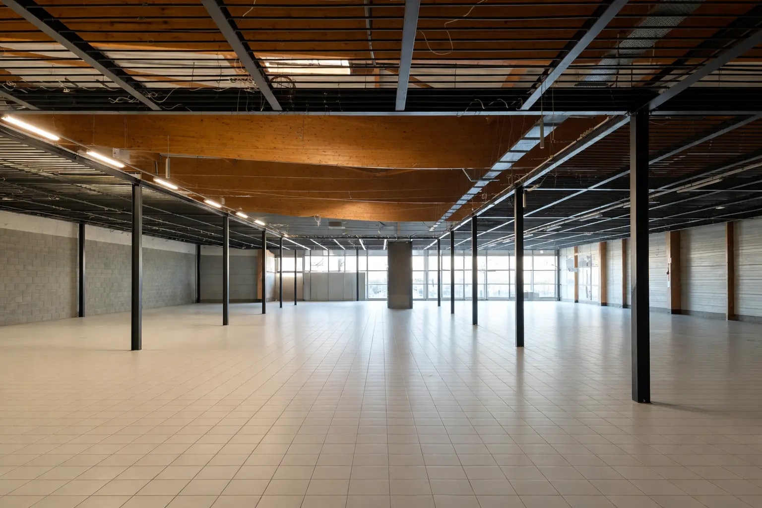 Local commercial dans Domarin à louer Photo intérieure– Image 1 sur 2