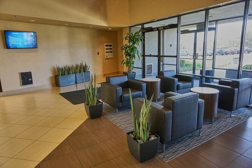 8777 Purdue Rd, Indianapolis, IN à louer - Hall d’entrée – Image 3 sur 3