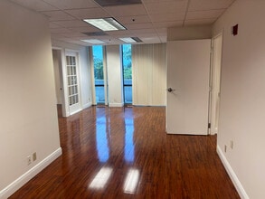 2090 Palm Beach Lakes Blvd, West Palm Beach, FL à louer Photo intérieure– Image 2 sur 9