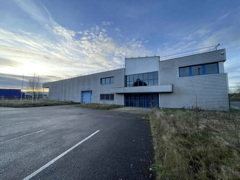 Local d’activités dans La Vaupalière à louer - Photo de l’immeuble – Image 2 sur 28