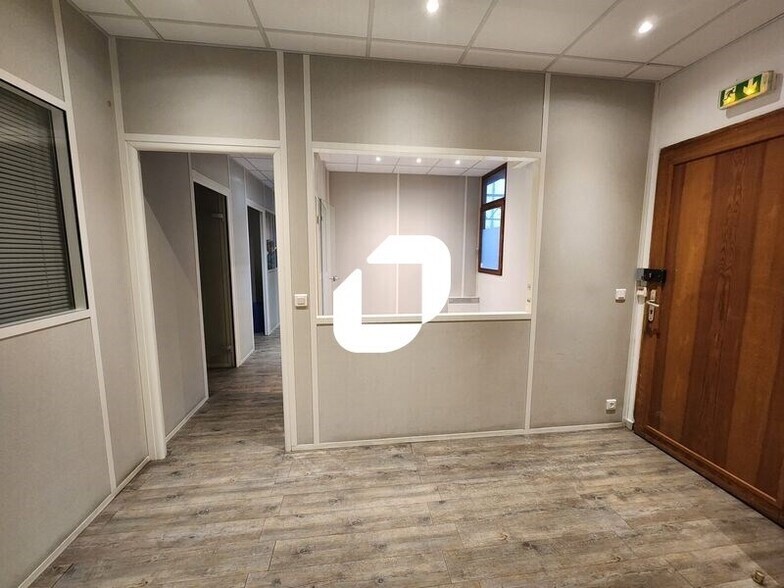 Bureau dans Saint-Denis à vendre - Photo de l’immeuble – Image 3 sur 8