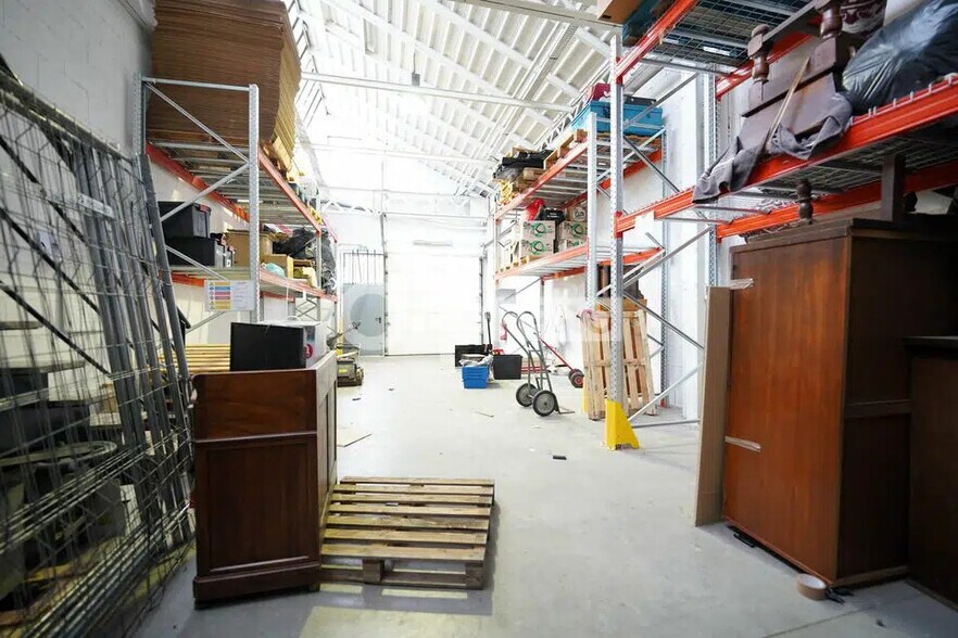 Local d’activités dans Vénissieux à louer - Photo de l’immeuble – Image 2 sur 7