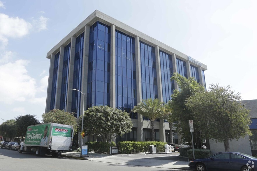 13274 Fiji Way, Marina Del Rey, CA à louer - Photo de l’immeuble – Image 3 sur 21