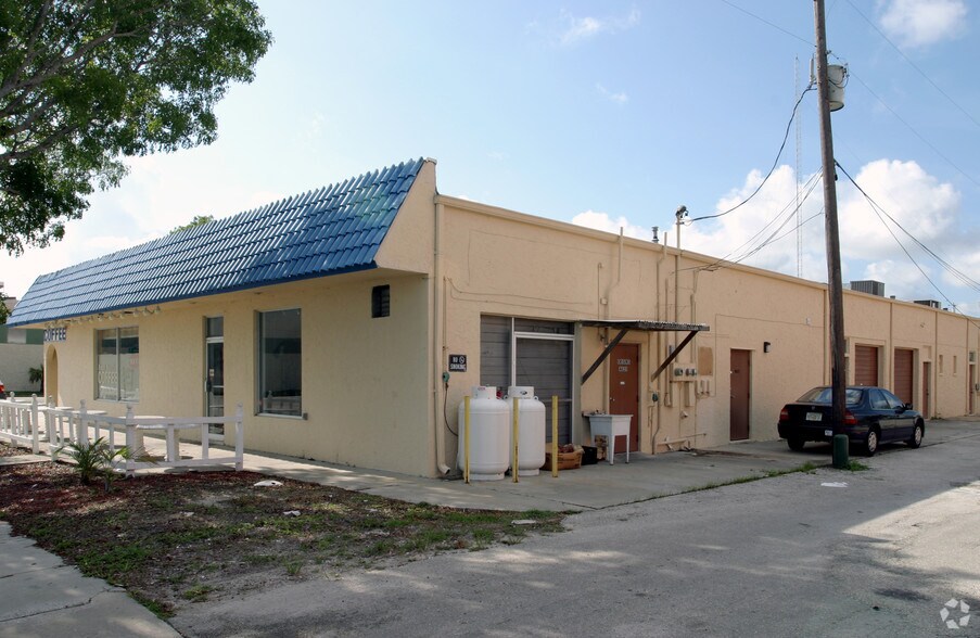 4820-4830 Candia St, Cape Coral, FL à louer - Photo de l’immeuble – Image 3 sur 11