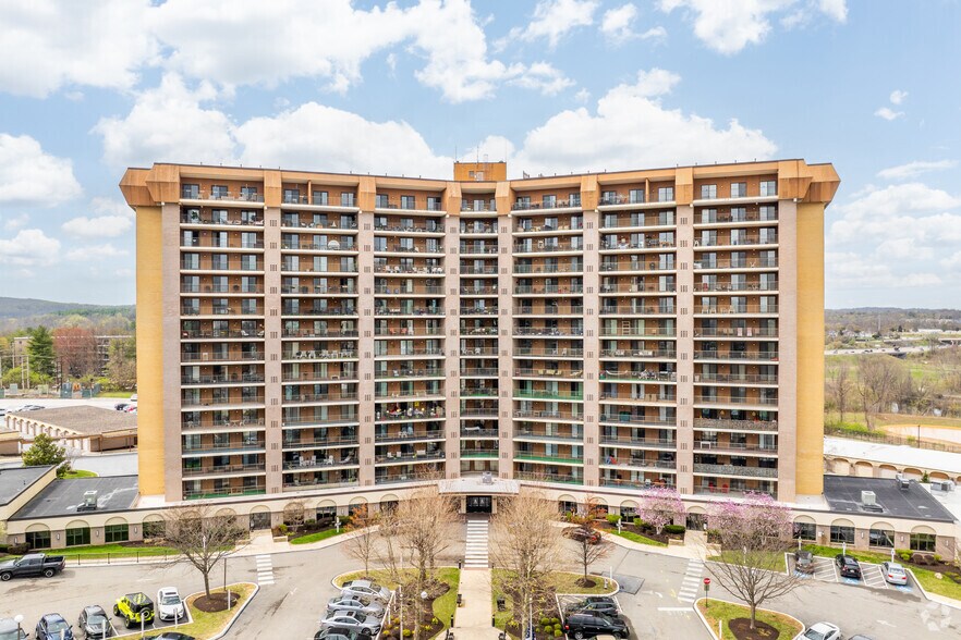2000 Valley Forge Cir, King Of Prussia, PA à vendre - Photo de l’immeuble – Image 2 sur 7