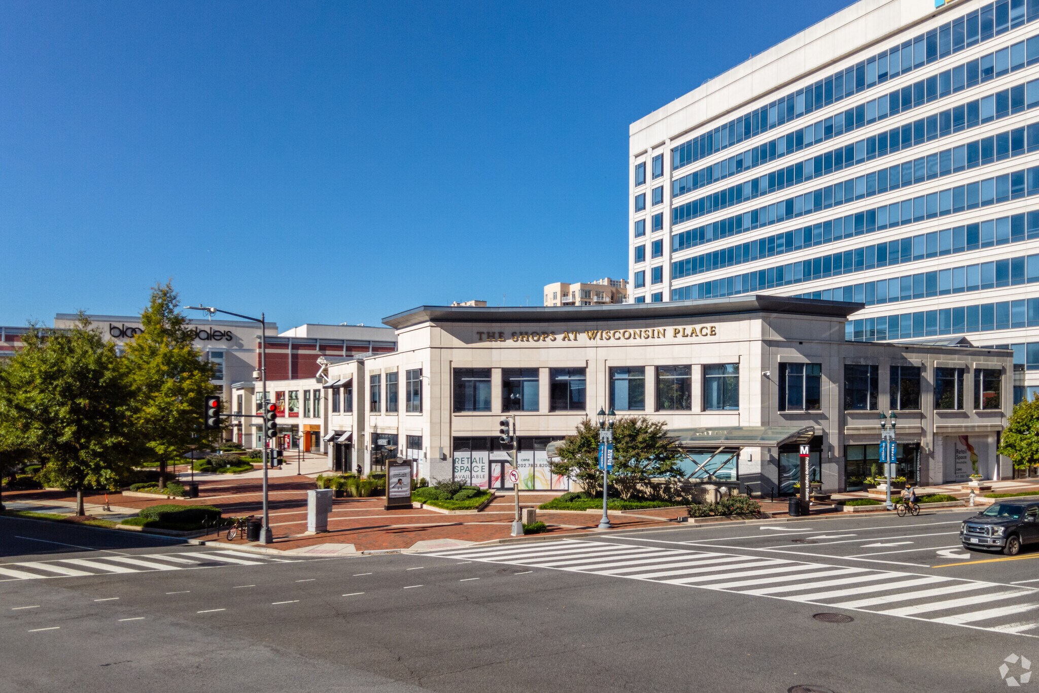 5404 Wisconsin Ave, Chevy Chase, MD à louer Photo de l’immeuble– Image 1 sur 7