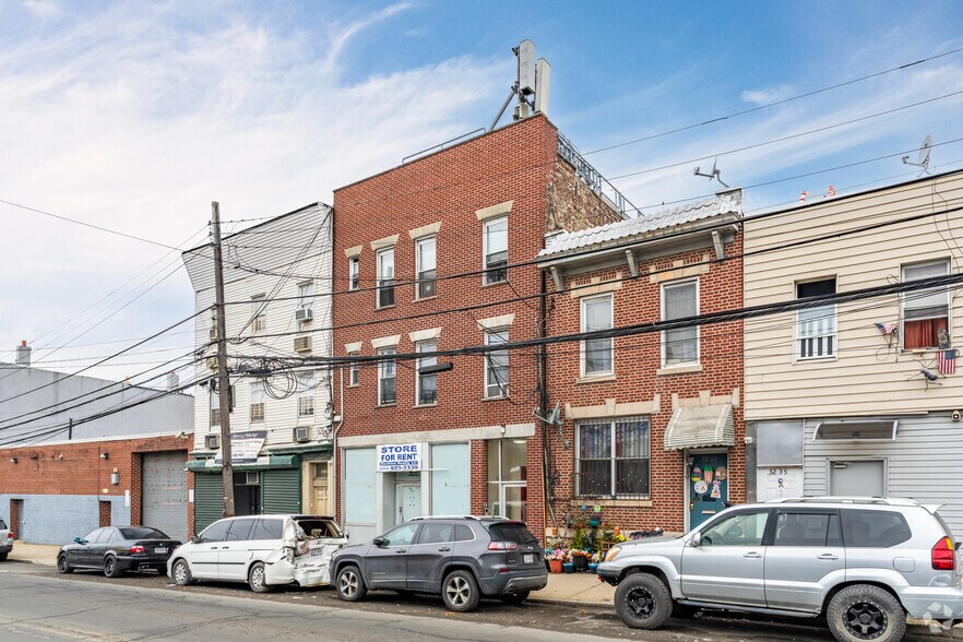 32-31 Greenpoint Ave, Long Island City, NY à louer - Photo de l’immeuble – Image 3 sur 6