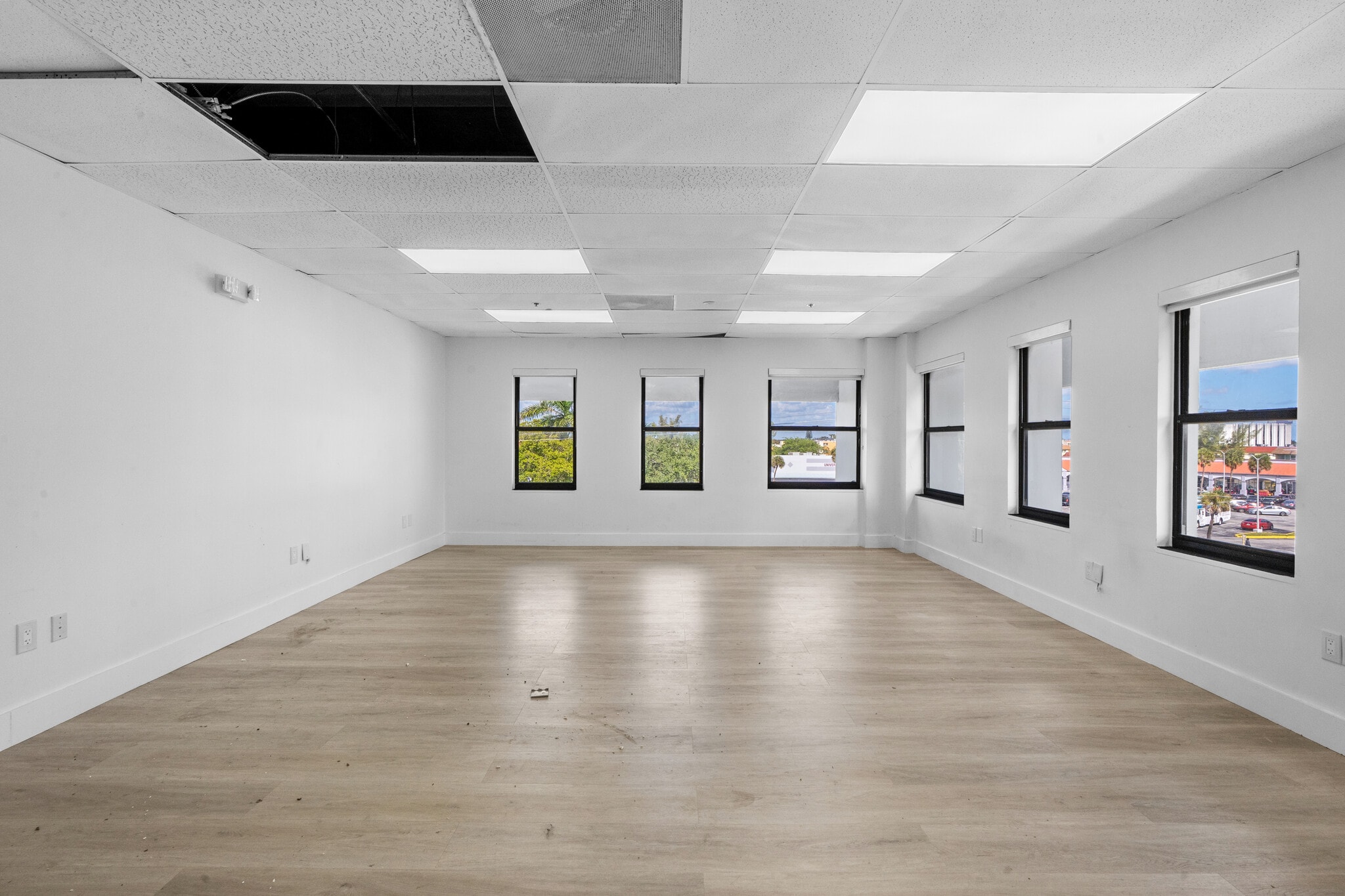 4200 NW 16th St, Lauderhill, FL à louer Photo intérieure– Image 1 sur 1