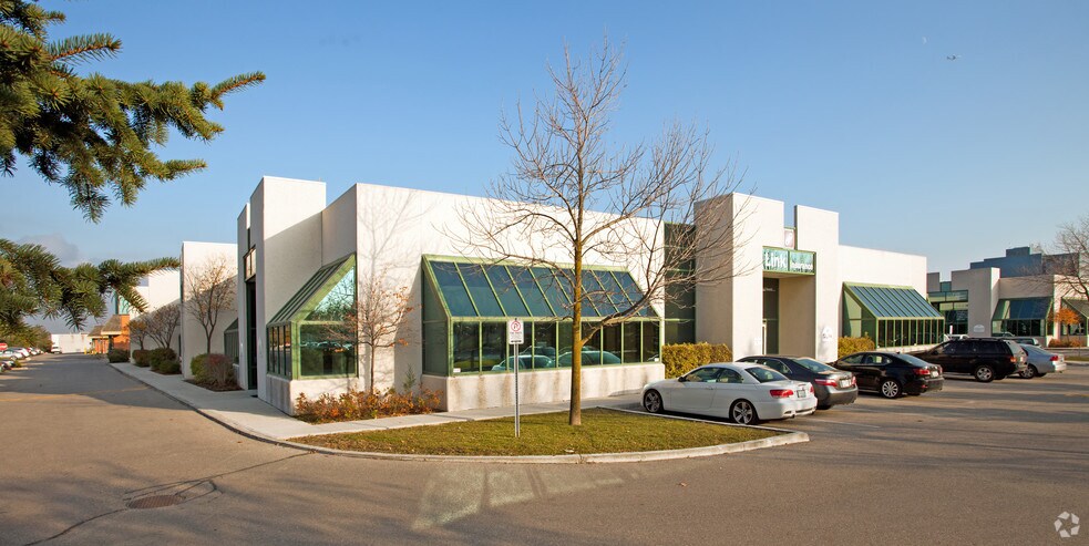 175 W Beaver Creek Rd, Richmond Hill, ON à vendre - Photo de l’immeuble – Image 3 sur 9