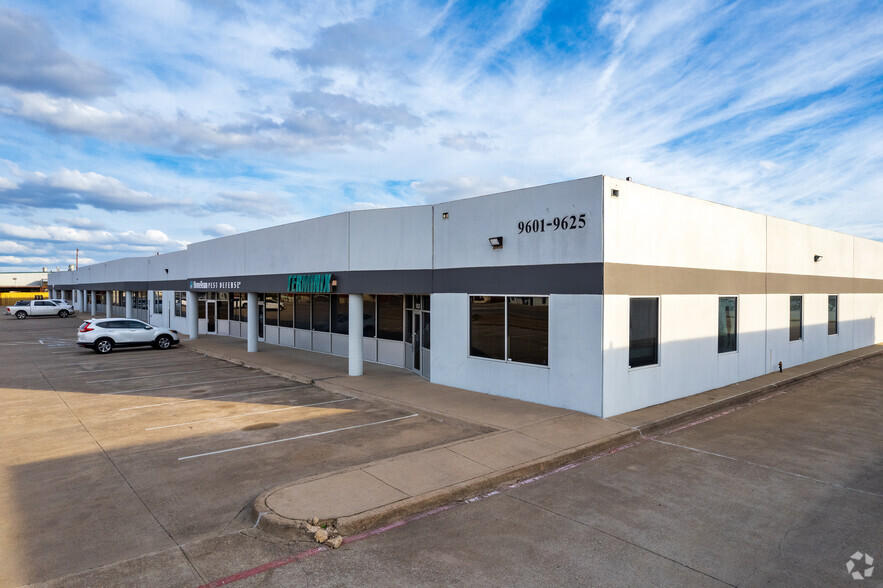 9657 Camp Bowie West Blvd, Fort Worth, TX à louer - Photo de l’immeuble – Image 1 sur 7