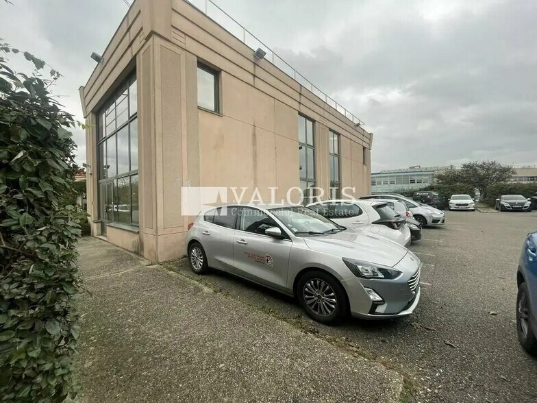 Bureau dans Bron à louer - Photo de l’immeuble – Image 3 sur 4