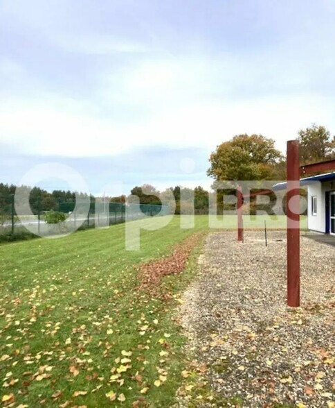 Bureau dans Nogent-sur-Vernisson à louer - Photo de l’immeuble – Image 2 sur 5