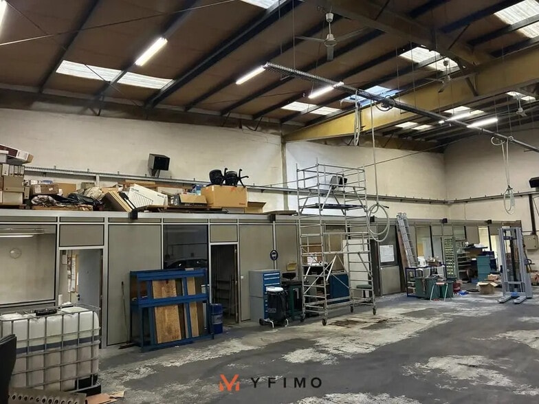 Local d'activités dans Les Mureaux à vendre - Photo de l’immeuble – Image 3 sur 6