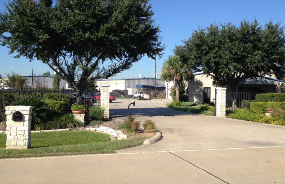 5335 Brystone Dr, Houston, TX à louer - Photo de l’immeuble – Image 2 sur 18