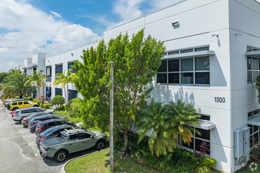 1500 NW 89th Ct, Doral, FL à louer - Photo de l’immeuble – Image 3 sur 18