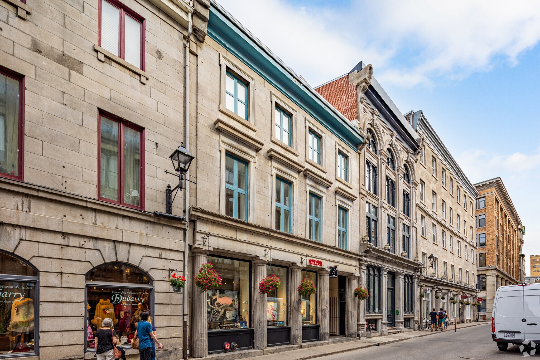 216-218 Rue Saint-Paul O, Montréal, QC à louer Photo de l’immeuble– Image 1 sur 4