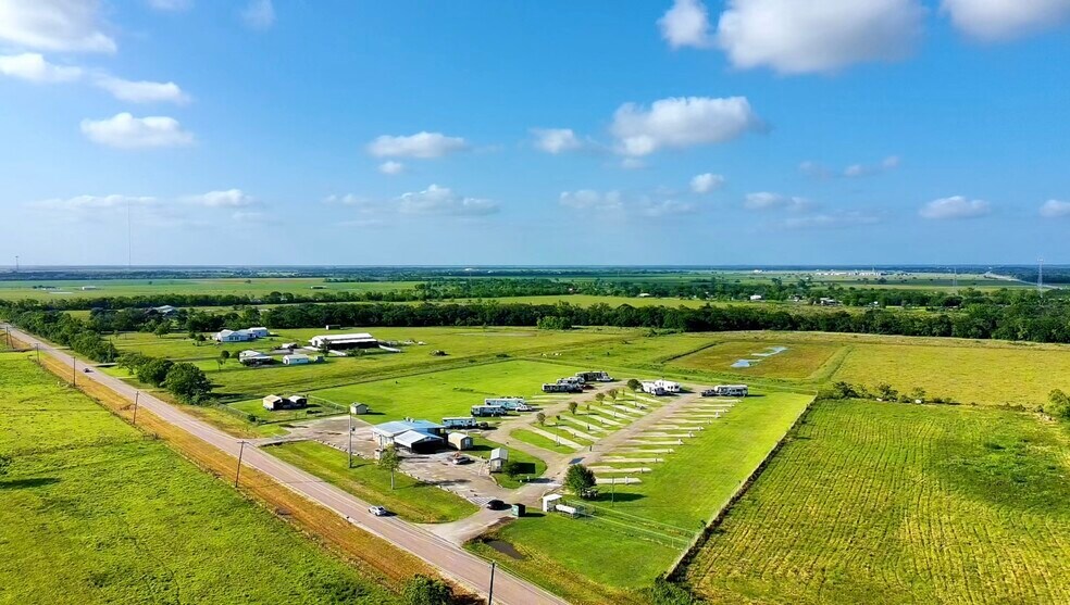 24313 County Rd 46, Angleton, TX à vendre - Photo de l’immeuble – Image 2 sur 32