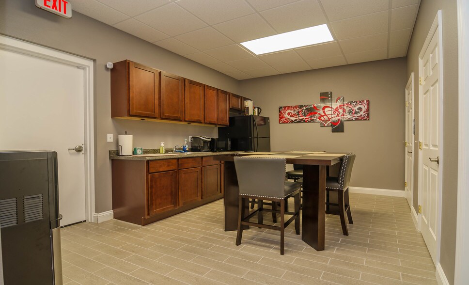 4960-4962 Royal Gulf Cir, Fort Myers, FL à louer - Photo intérieure – Image 3 sur 7