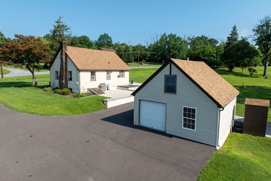 131 Squirrel Hollow Rd, Douglassville, PA à vendre - Photo de l’immeuble – Image 3 sur 9