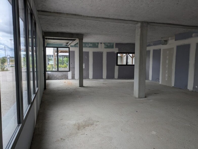 Local commercial dans Épron à vendre - Photo intérieure – Image 3 sur 4