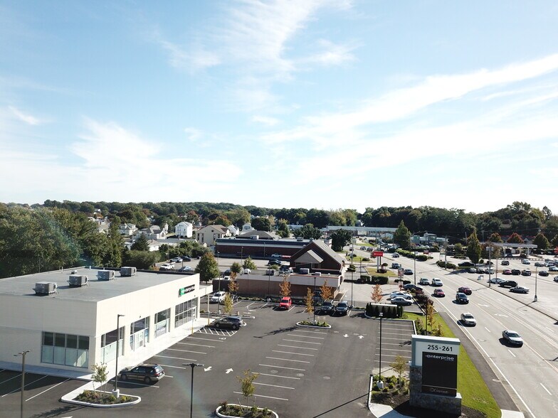 275 Atwood Ave, Cranston, RI à louer - Photo de l’immeuble – Image 3 sur 4